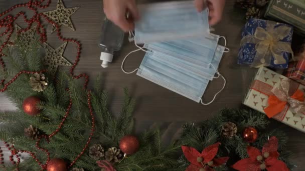 Weihnachten, Neujahr Hintergrund mit Blue Medical Gesichtsmaske. Jahreskonzept 2020, Selbstisolierung, Schutz, soziale Distanz in den Winterferien — Stockvideo