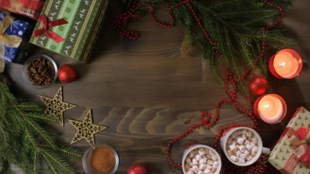 Ruka položí talíř vánočních sušenek na stůl, pohled shora. — Stock video