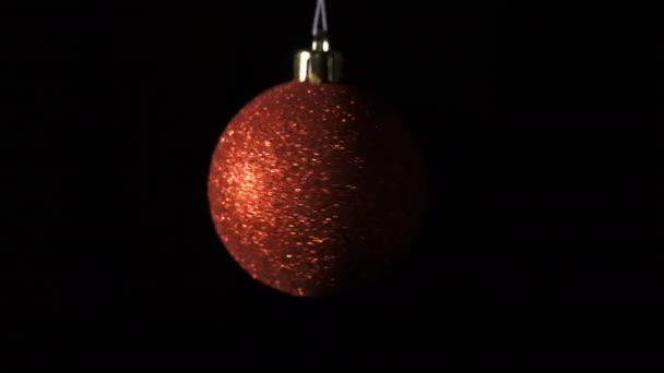 Boule de Noël rouge sur fond sombre. Noël et nouvelle année concept. — Video