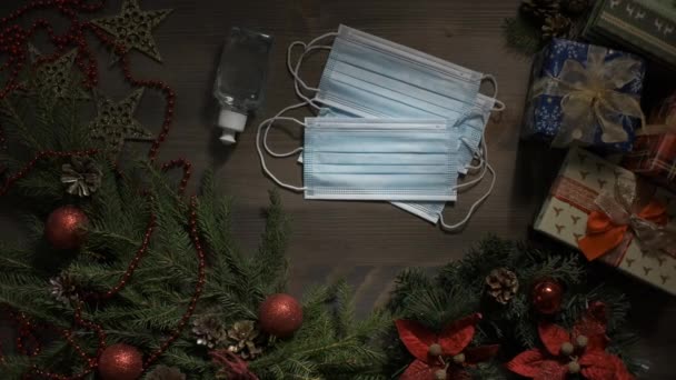 Weihnachten, Neujahr Hintergrund mit Blue Medical Gesichtsmaske und Desinfektionsmittel. Jahreskonzept 2020, Selbstisolierung, Schutz, soziale Distanz in den Winterferien — Stockvideo