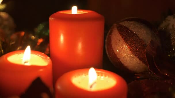 Świąteczne dekoracje ze świecą. Nowy Rok i Boże Narodzenie. Świeca atmosferyczne błyskawice przed dekoracjami Bożego Narodzenia — Wideo stockowe