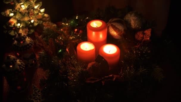 Vánoční dekorace s hořícími svíčkami na tmavém pozadí. Vánoční svátky a téma Nový rok. — Stock video