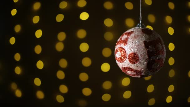 ガーランドのボケを背景にしたクリスマスボール。コピースペース。ぼっけ. — ストック動画