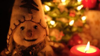 Kardan adam oyuncağı ve Noel mumu süslemesi. Noel tatili ve yeni yıl konsepti.