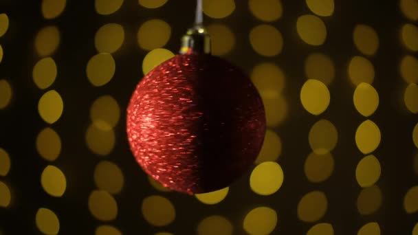 美しいクリスマスボールクリスマスライトの背景クローズアップ。キラキラと赤い色の球の形でクリスマスツリーのおもちゃ — ストック動画