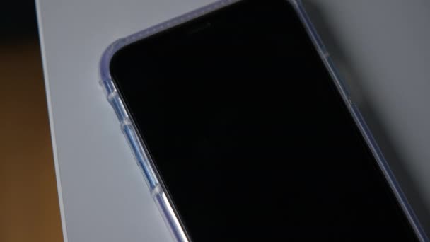 Närbild Smartphone display på vitt bord — Stockvideo