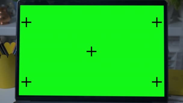 Desktop portatile con schermo verde modellato sul tavolo. Zoom vista spalla. — Video Stock