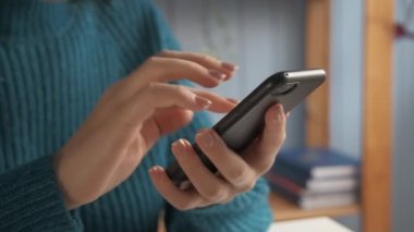 Kadın eli kapalı, akıllı telefon tutuyor. Mal seç, arama bilgilerini al, internet sitelerinden satın al, bağımlı kız sosyal medya ağında boş zamanı boşa harcıyor.. 
