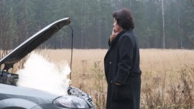 Kırsal kesimdeki bir kadın bozuk arabası için yardım almaya çalışıyor ve tahliye ya da acil durum çağrısı yapıyor.