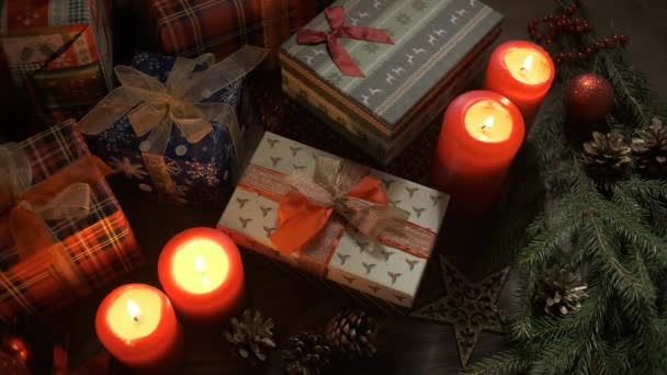 Luzes fora velas em uma mesa decorada com decorações de Natal. — Vídeo de Stock