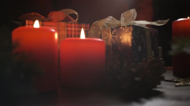 Uma mão de mulher pega um presente na mesa decorado com decorações de Natal. — Vídeo de Stock