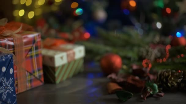 Una mujer pone malvaviscos blancos de cacao en la mesa de madera. Navidad, Año Nuevo concepto de fondo. Vacaciones de invierno — Vídeo de stock