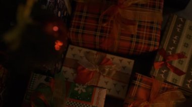 Kadın eli, hediyeyi Noel ağacının altına koyar. Noel ağacının altında güzel hediyeler. Yeni yıl arifesi. Noel ağacı, mutlu tatiller. Yeni yıl hediye kutusu. Noel ruhu, tatiller, kutlamalar