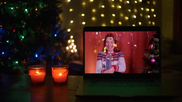 Een vrouw die confetti vuurwerk opblaast op video. Begrip vakantie, kerst en nieuwjaar. — Stockvideo