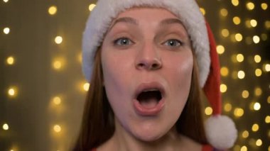 Şok olmuş kadını Noel Baba 'yla kapatın. Mutlu yeni yıl kutlamaları, mutlu tatiller.