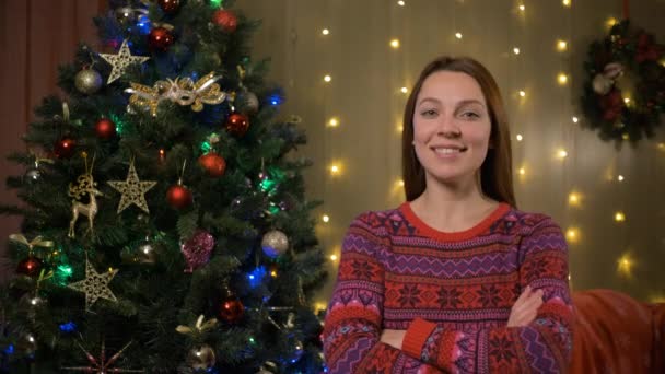 Retrato de la joven mujer caucásica feliz y emocionada de pie durante la Navidad, Navidad en casa Vacaciones y celebraciones Concepto — Vídeos de Stock