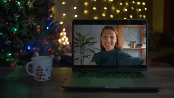 Glimlachende vrouw op een videocall, ze is gelukkig en wensen een vrolijk kerstfeest online — Stockvideo