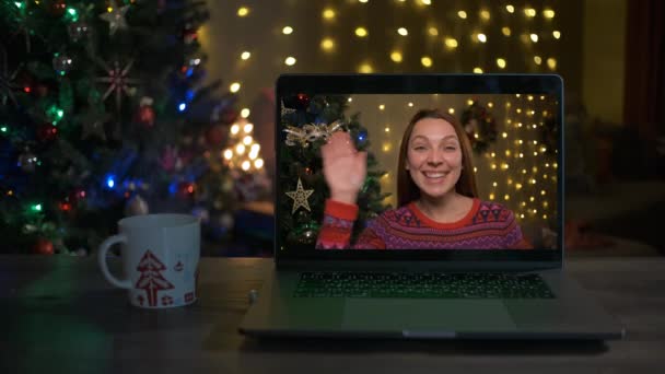 ビデオコールで笑顔の女性,彼女は幸せと願っています陽気なクリスマスオンライン — ストック動画