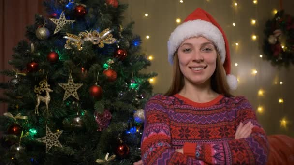 Retrato de jovem mulher com chapéu de Papai Noel feliz e animado de pé durante o Natal, Natal em casa feriados e celebrações conceito — Vídeo de Stock