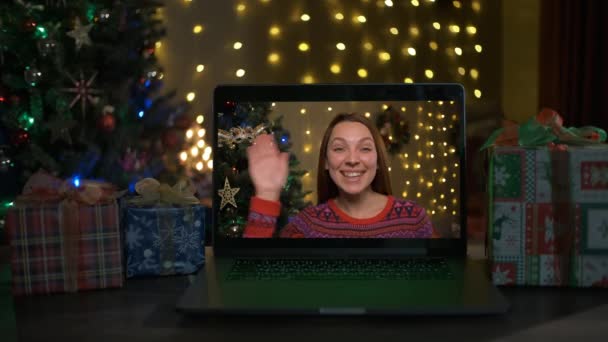 Een vrouw wenst een gelukkig nieuwjaar door middel van een videogesprek. — Stockvideo