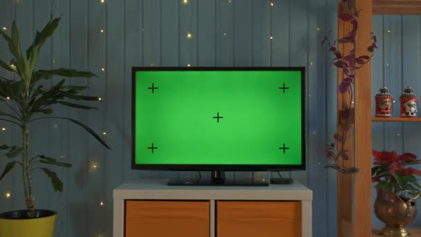 TV di Natale con schermo verde composita. TV o televisione - schermo verde - sala - sul tavolo. Tempo di Natale — Video Stock