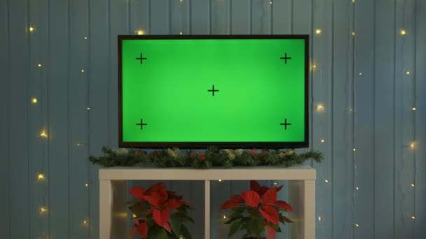 緑の画面で構成されたクリスマステレビ。テレビやテレビ-緑の画面-部屋-テーブルの上。クリスマスタイム — ストック動画