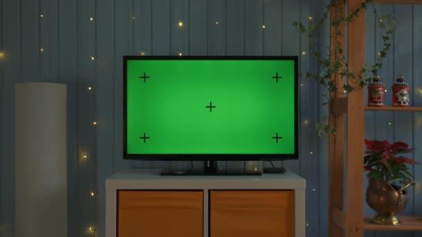 Χριστουγεννιάτικη τηλεόραση με πράσινη οθόνη composited. Τηλεόραση ή τηλεόραση - πράσινη οθόνη - δωμάτιο - στο τραπέζι. Χριστούγεννα — Αρχείο Βίντεο