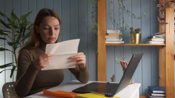 Mulher sentada na mesa tirar aviso oficial do envelope ler grandes notícias incríveis positivas em carta se sente feliz, celebrar a realização no avanço da carreira de trabalho, muito feliz com bolsa de admissão — Vídeo de Stock