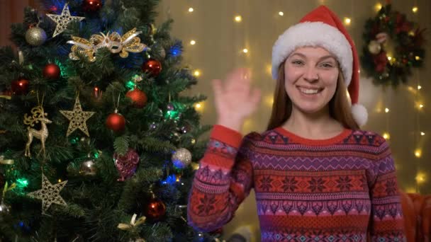 Retrato de la joven mujer caucásica feliz y emocionada de pie durante la Navidad, Navidad en casa Vacaciones y celebraciones Concepto — Vídeos de Stock