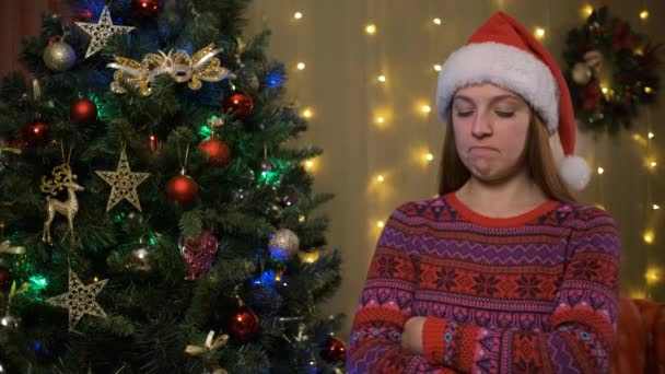 Fiatal szomorú nő karácsony Mikulás kalap — Stock videók