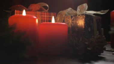 Atmosferde Yeni Yıl ve Noel Kutlaması hediyeleri Noel süslerini mumlarla aydınlatır. Yavaş çekim
