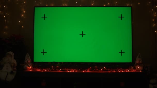 Smart tv con pantalla verde cerca de la decoración de Navidad en la sala de estar. Uso de tecnología inteligente en el concepto de vacaciones. — Vídeos de Stock