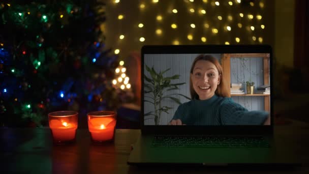 Videodaki gülümseyen kadın mutlu ve internette mutlu Noeller diliyor. — Stok video