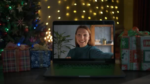 Glimlachende vrouw op een videocall, ze is gelukkig en wensen een vrolijk kerstfeest online — Stockvideo