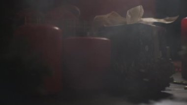 Bir kadın Noel 'de mumları söndürür. Yeni yıl ve Noel süslemesi