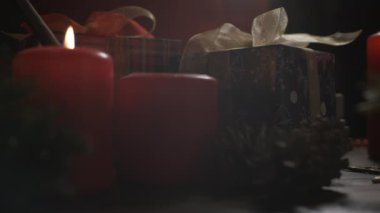 Bir kadın mum yakıyor. Mum atmosferik şimşek. Yeni Yıl ve Noel Kutlaması