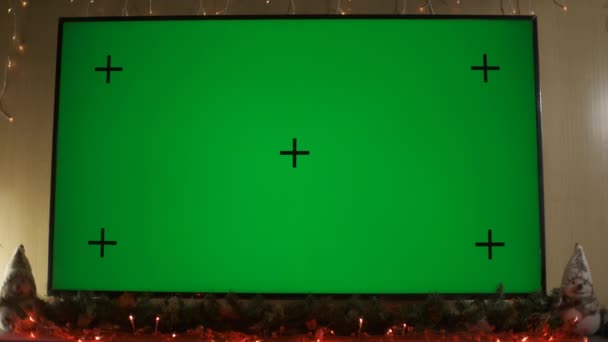 Genérico TV de pantalla verde en la sala de estar con imagen verde alrededor de la época de Navidad — Vídeos de Stock