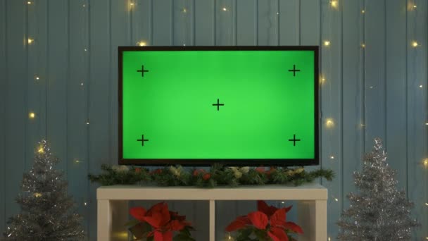 緑の画面で構成されたクリスマステレビ。テレビやテレビ-緑の画面-部屋-テーブルの上。クリスマスタイム — ストック動画