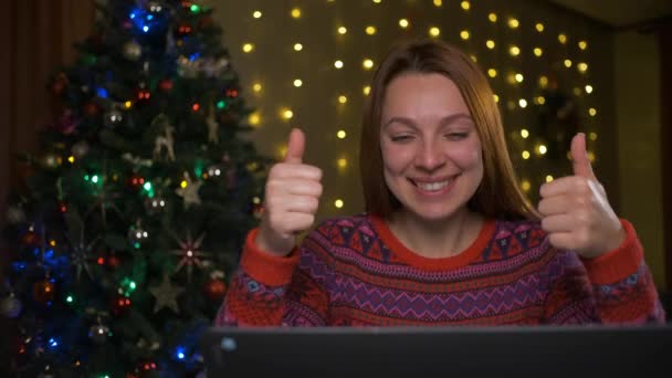 Усміхнена жінка на відеозйомці, вона щаслива і бажає веселого Різдва онлайн — стокове відео