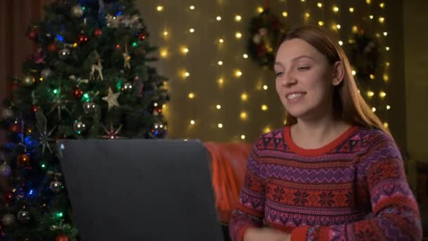 젊은 여자 크리스마스 이브에 비디오 통화를 하는 모습 — 비디오