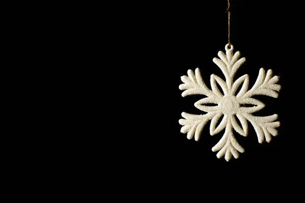 Siyah arka planda Noel kar taneleri. Yeni yıl ve Noel konsepti. İzole edilmiş. Yüksek kalite fotoğraf