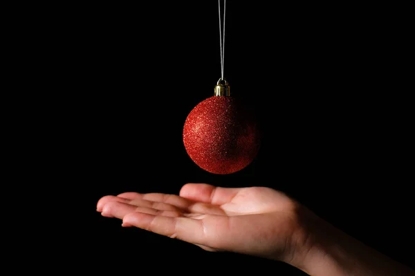 Noel arkaplanı, dekor, özellikler, siyah arka plan. Yılbaşı oyuncağı Noel ağacında.