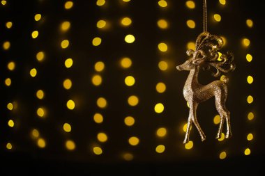 Arka planda Noel süsleri var. Yüksek kalite fotoğraf