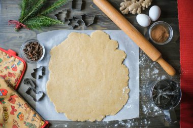 Noel 'de zencefilli kurabiye yapma sürecini kapatın.