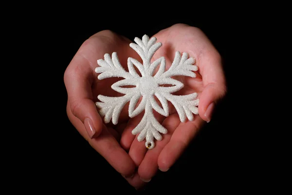 Noel kar taneleri ellerinde. Yeni yıl ve Noel konsepti. İzole edilmiş. Yüksek kalite fotoğraf