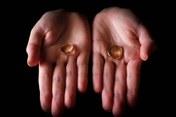 Anéis Casamento Mãos Sobre Fundo Preto Anel Isolado Nas Mãos — Fotografia de Stock