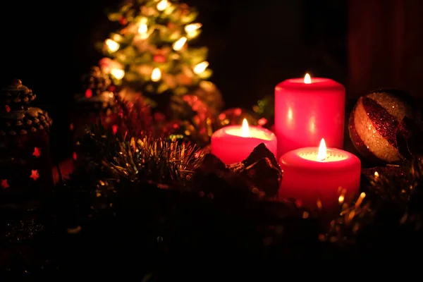 Karanlık arka planda yanan mumlarla Noel süslemesi. Yüksek kalite fotoğraf