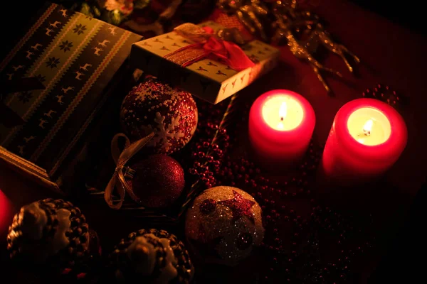 Noel süsleri ve mumlarla süslenmiş. Yüksek kalite fotoğraf