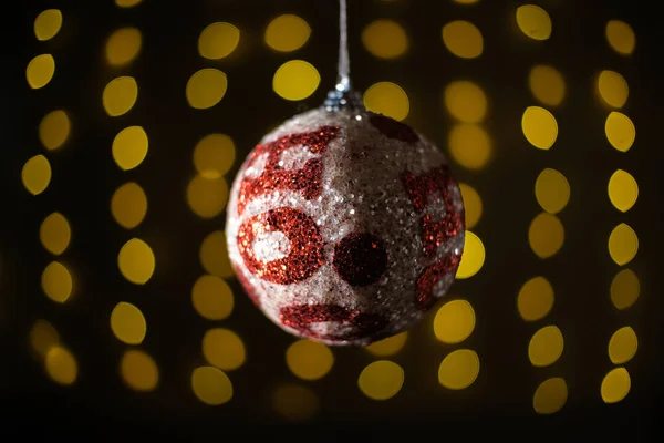 Kırmızı Noel Balosu, Bokeh Çelengi 'nde izole edilmiş. Yüksek kalite fotoğraf