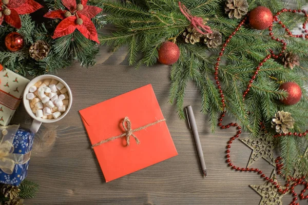 Ahşap masa üzerinde süslenmiş köknar ağacı olan Noel mektubu. Üst Manzara. Mutlu Noeller ve mutlu yıllar. Yüksek kalite fotoğraf
